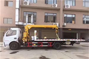 永定门附近汽车轮胎更换